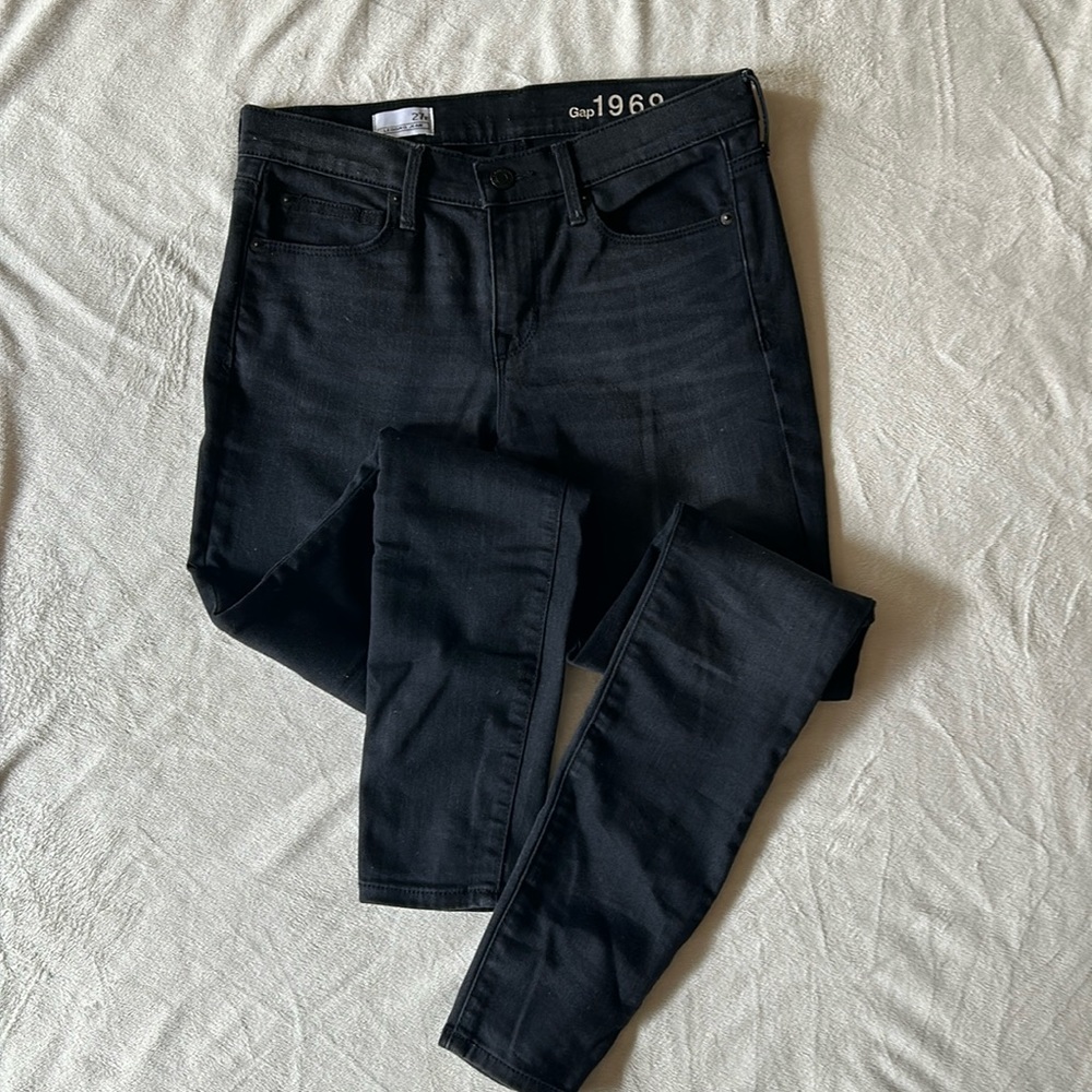 Black GAP legging jean in like new condition. No fading or signs of wear.